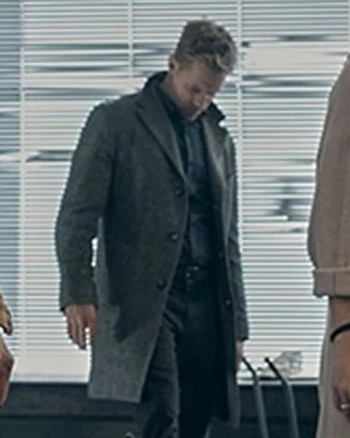 Reacher-S02-David-O-Donnell-Grey-Coat
