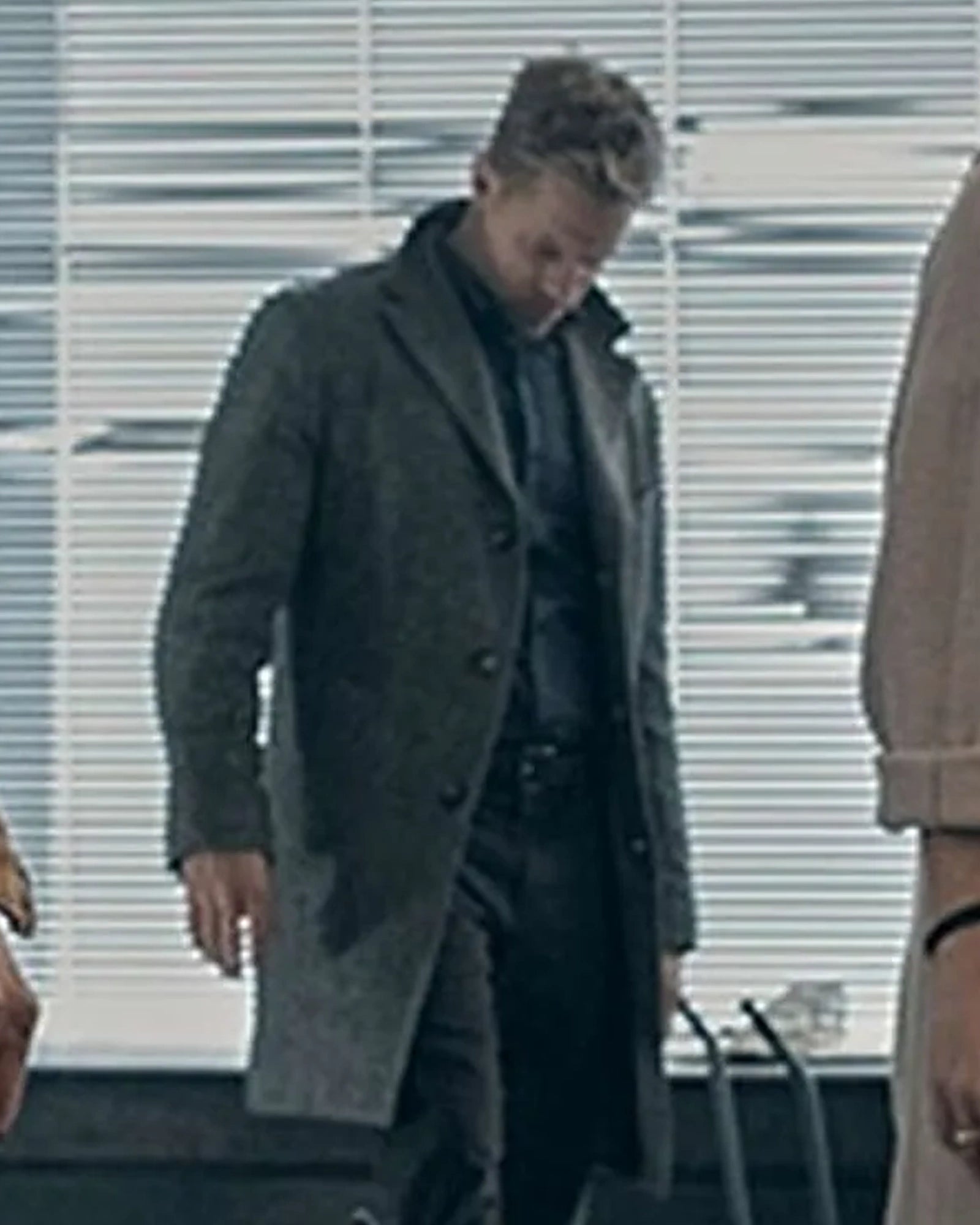 Reacher-S02-David-O-Donnell-Grey-Coat