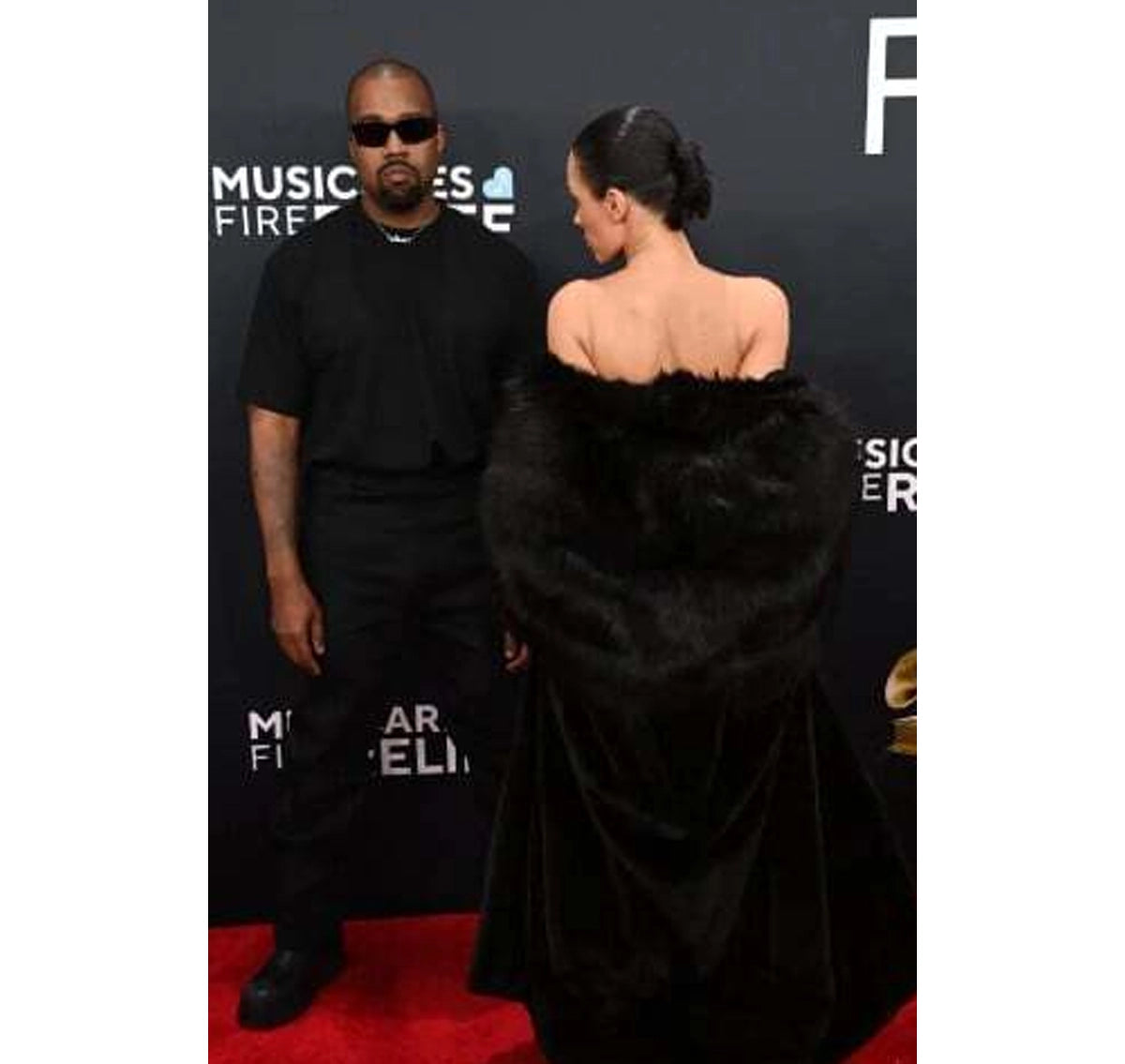 Bianca-Censori-Grammys-2025-Black-Fur-Coat-Outfit