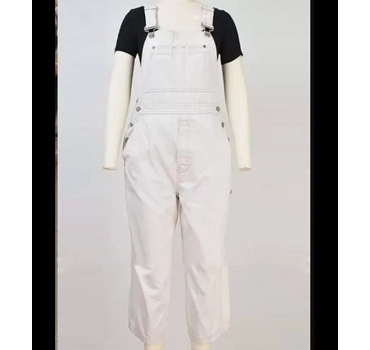 and-just-like-that-carrie-bradshaw-denim-overalls