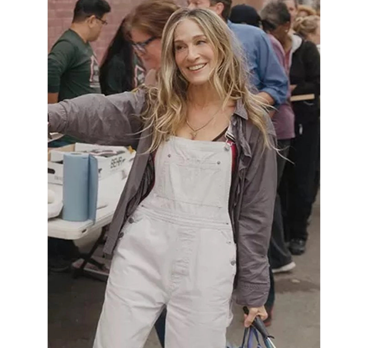 and-just-like-that-carrie-bradshaw-white-denim-overalls