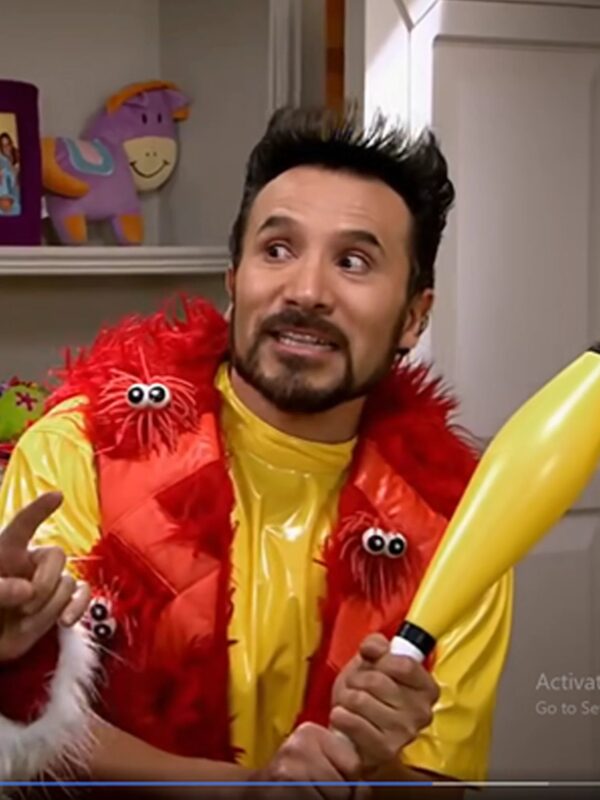 Familia_Junior_P._Luche_Red_Vest